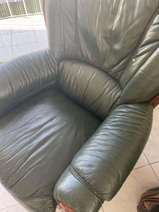 Conjunto de Sofá em Pele Verde – Sofá, Pufe e Poltrona