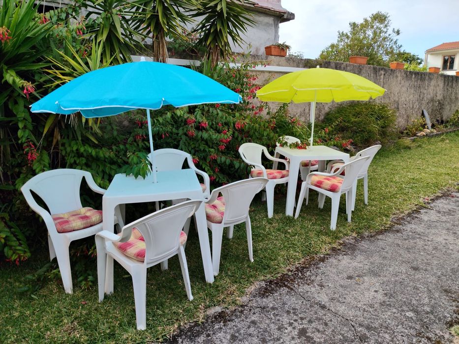 Dois conjuntos de mesa e quatro cadeiras