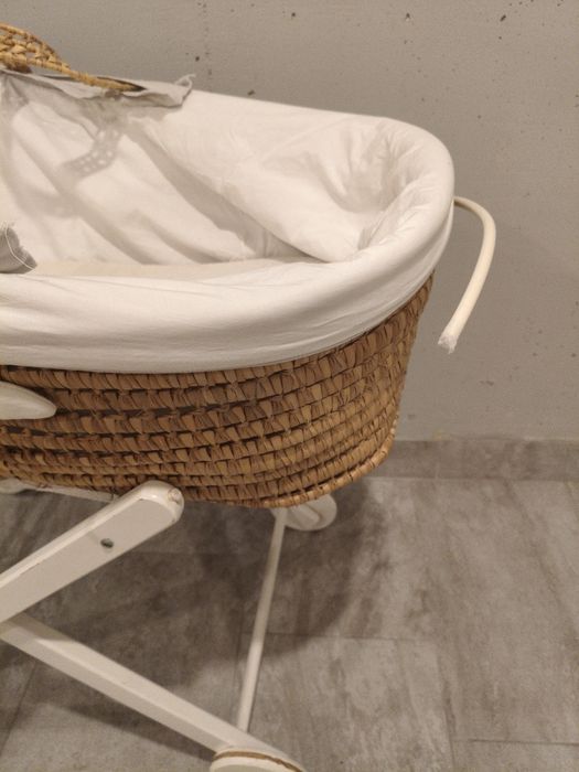 Alcofa de palha com almofada