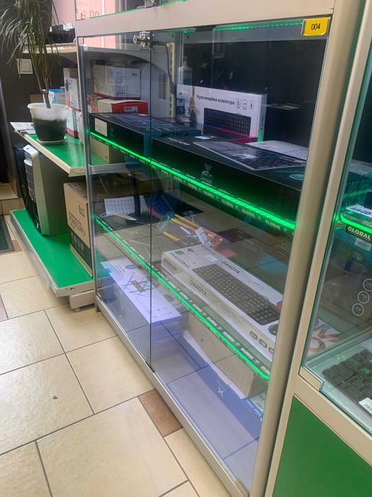 Скляна вітрина для офісу / магазину (стелаж, полка, витрина)