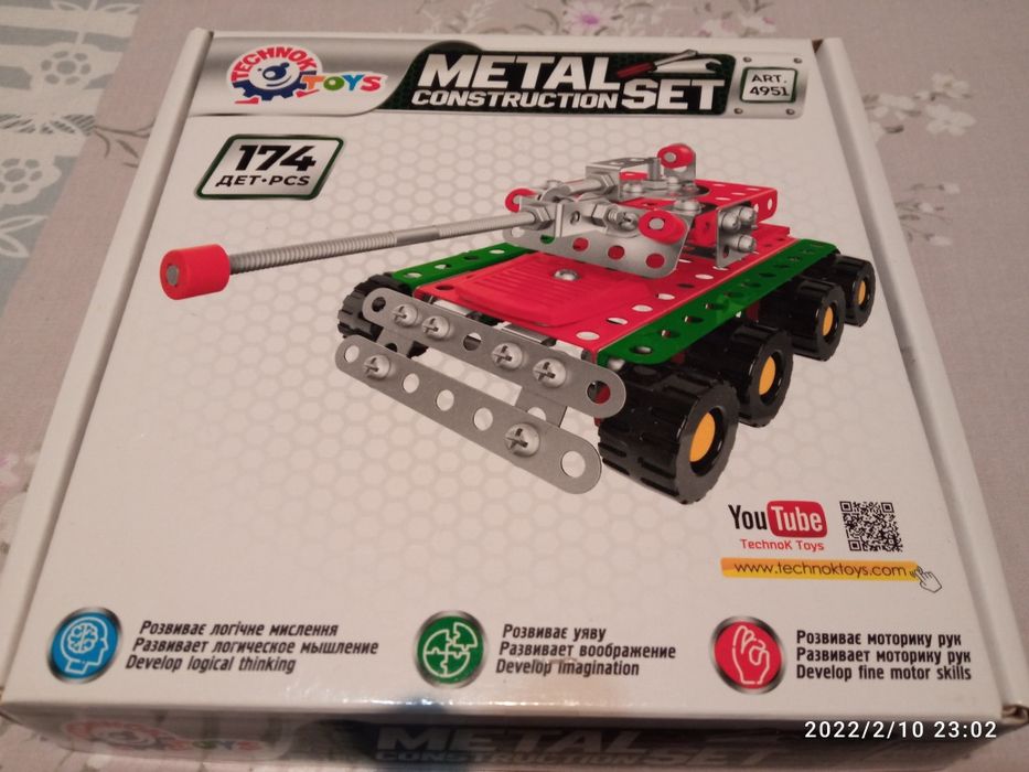 Металлический конструктор танк  и самолет