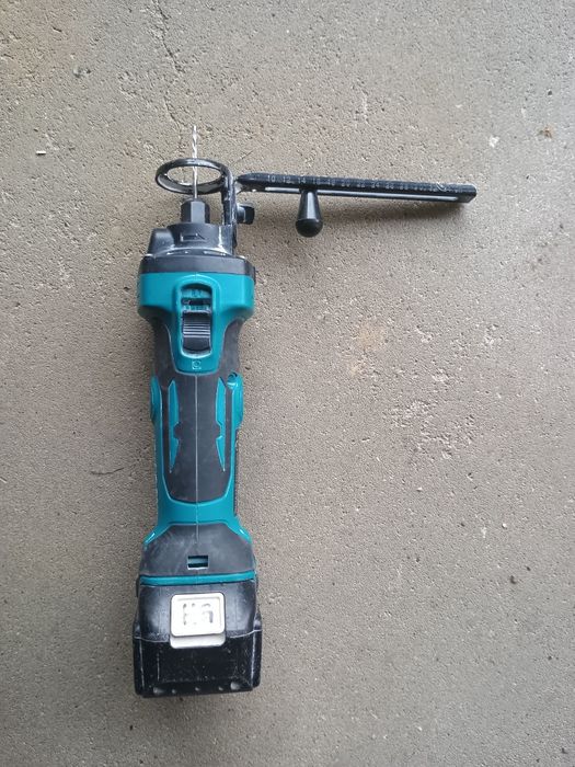 Wycinarka o regipsów Makita DCO 180 + Aku 18 V + cyrkiel frezarka