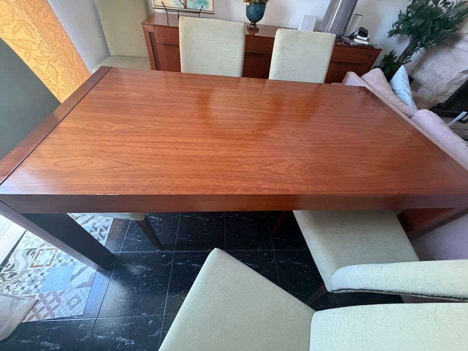 Mesa de sala de jantar e cadeiras