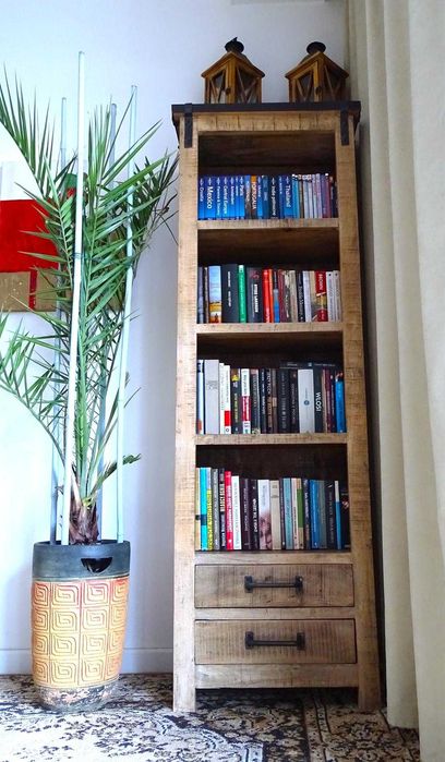 Kolonialna drewniana witryna / regał z litego drewna – śliczny