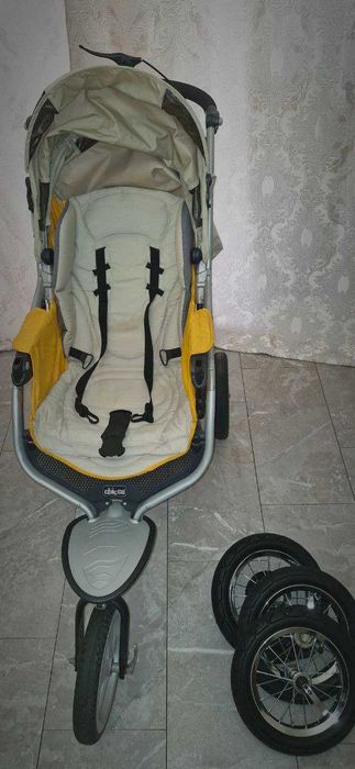 Дитяча коляска від Chicco + дитячий горщик-сидіння Aprica в подарунок