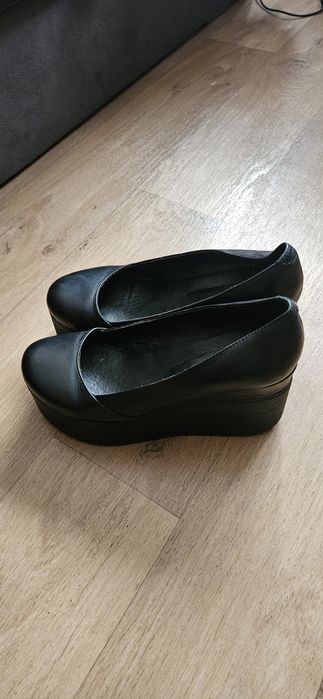 Туфлі на танкетці шкіряні