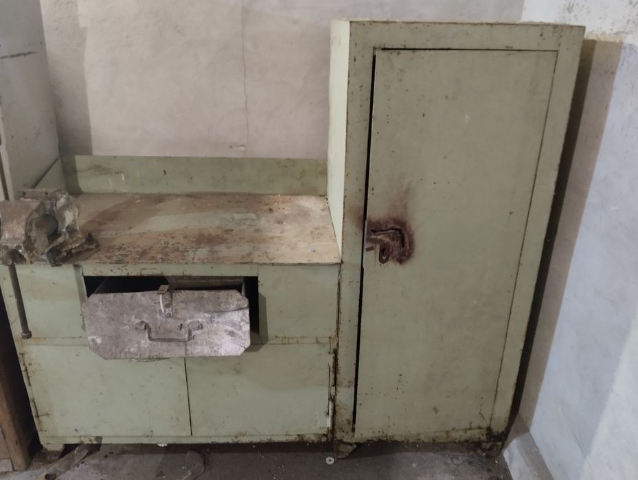 Стол металический верстак с сейфом времен СССР