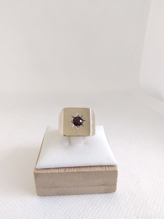 Złoty damski sygnet z czerwonym oczkiem PR 375