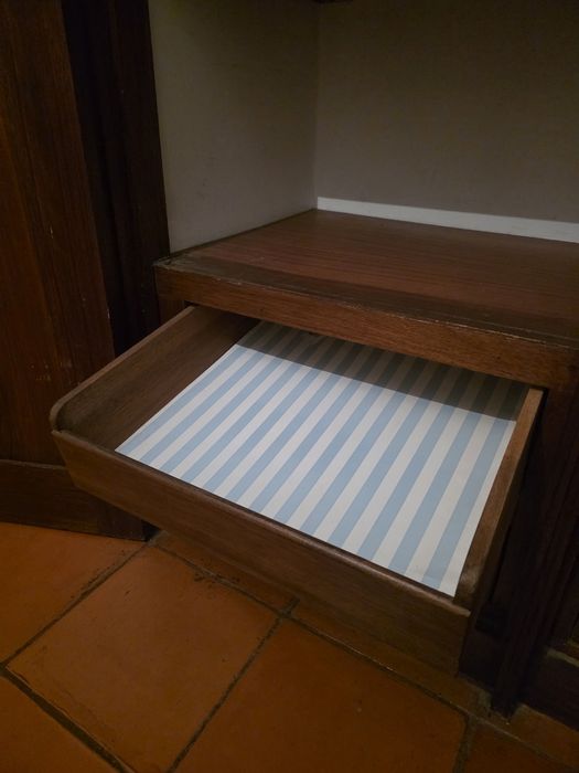 Armário encastrado com gavetas e prateleiras em mogno