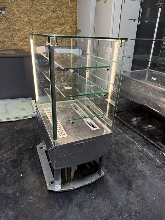 Витрина десертная холодильная Кондитерская витрина Куб холодильный