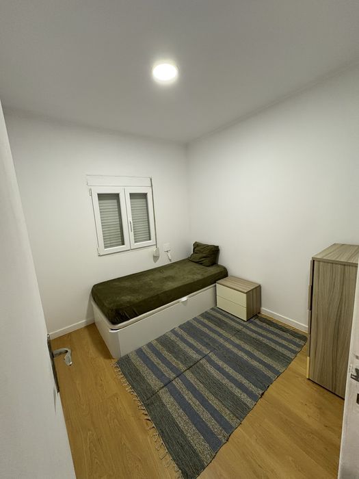 Arrendo quarto de solteiro/a