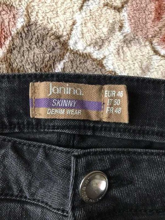 Стильные серые джинсы с лампасами