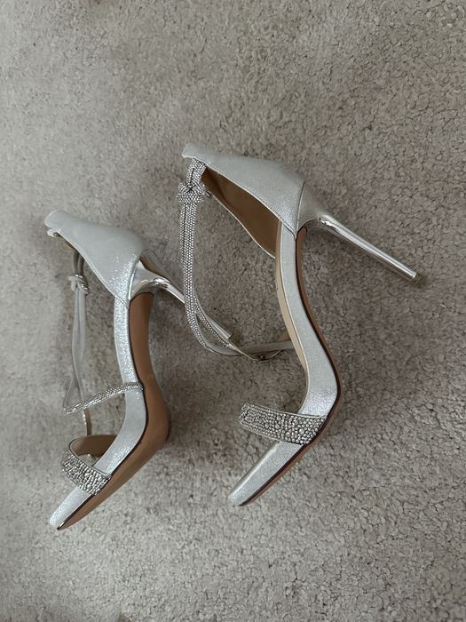 Srebrne sandałki na obcasie
