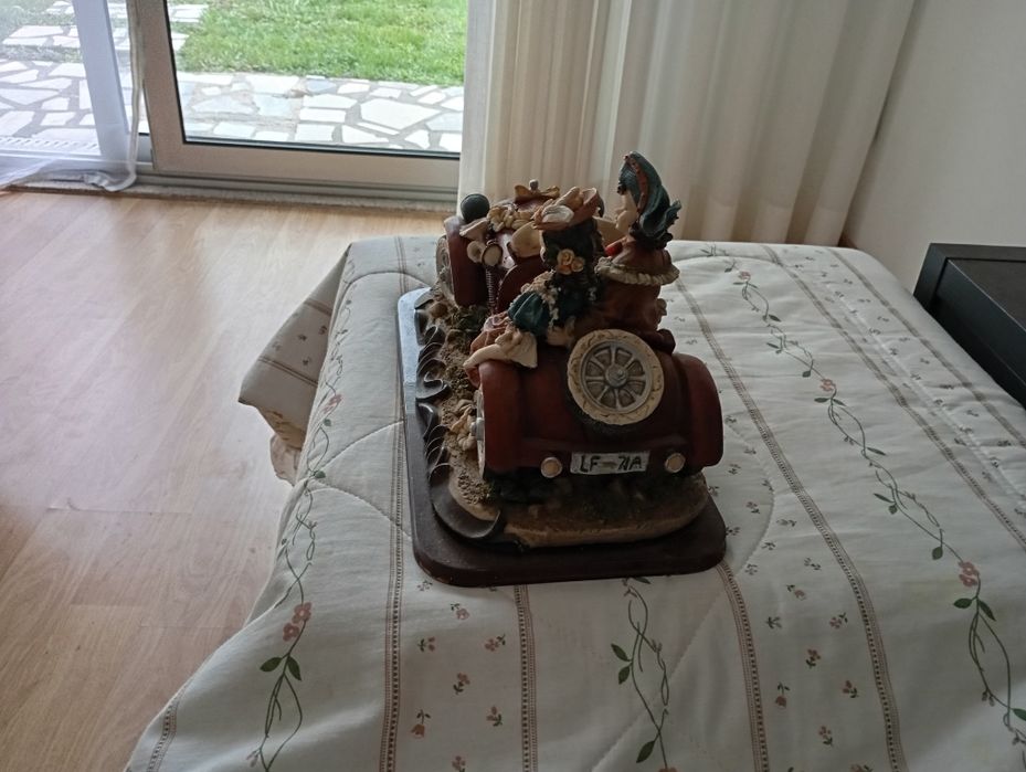 Bonecas e carrinho em porcelana