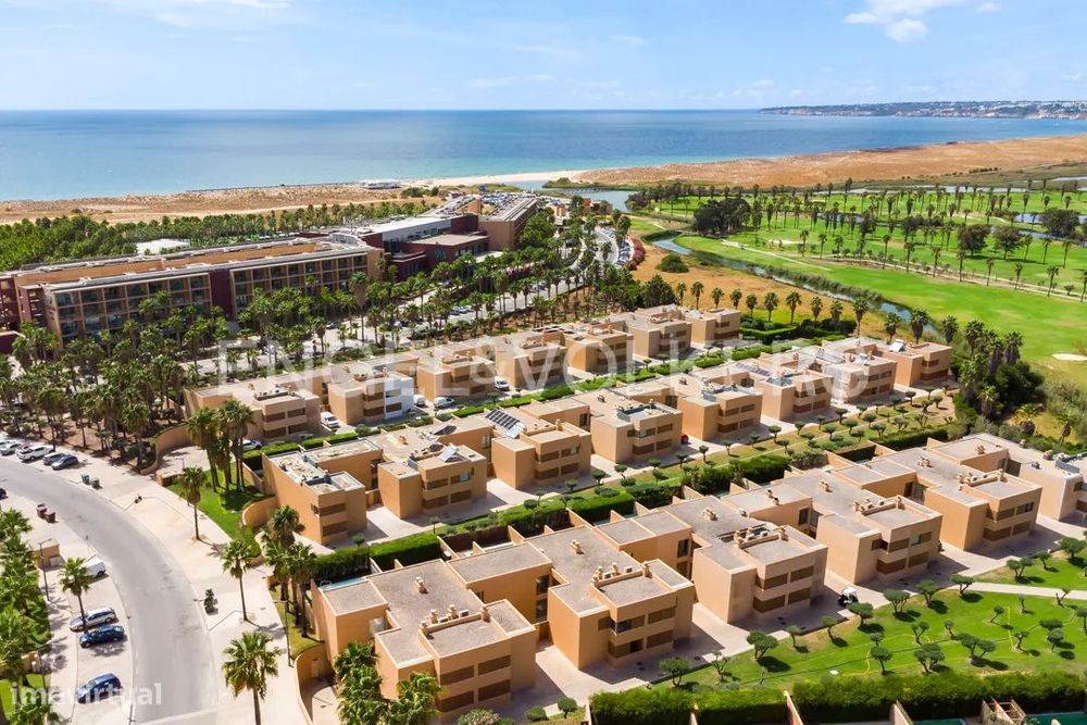 Moderna Moradia em Banda em Resort, a pé da praia