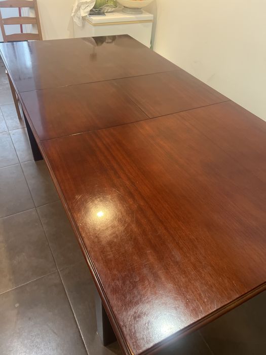 Mesa de mogno maciça