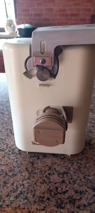 Abridor de latas e afiador de facas