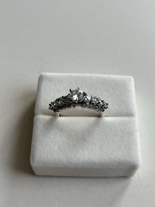 Pierścionek srebrny z cyrkoniami