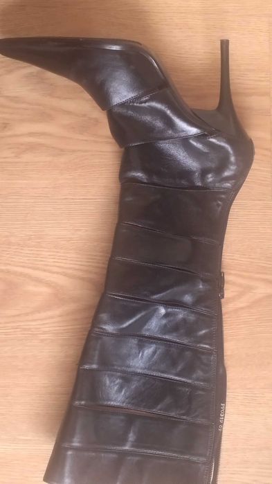 Bota em pele preta com tacão. Novas . Nunca usadas