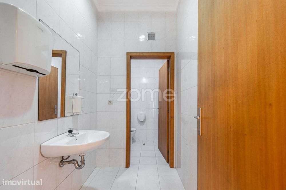 Prédio com Loja + 2 Apartamentos T1 e Terreno | Centro de Valongo