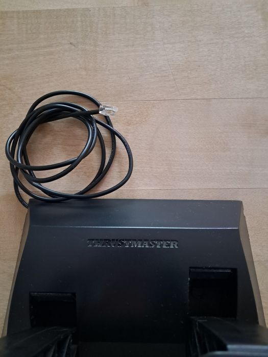 Volante e Pedais  ThrustMaster