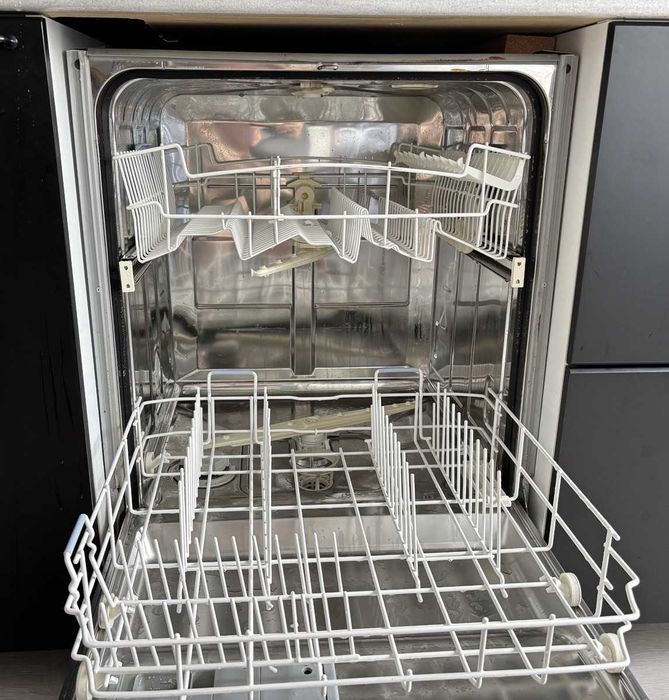 Máquina de loiça encastrável Whirlpool (60cm) – Preço de Oportunidade!