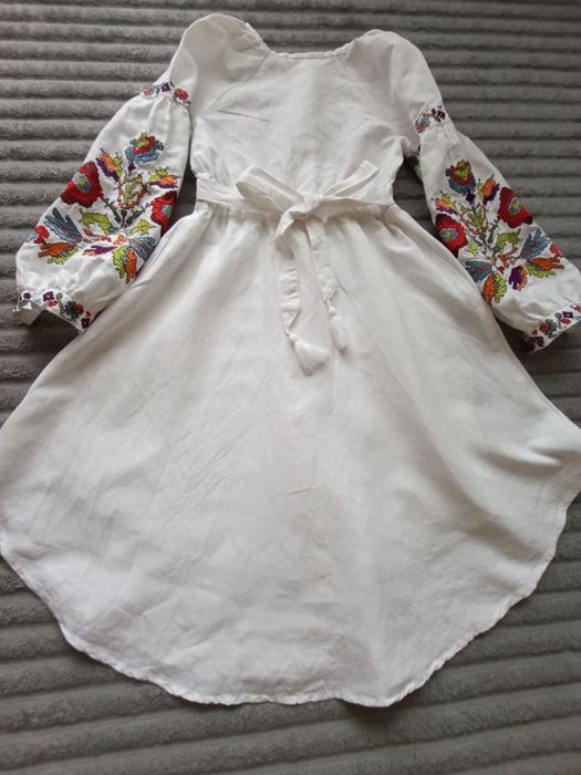 Вишите плаття  на зріст 146 для особливих моментів і свят.