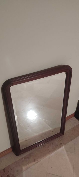 Espelho com moldura em madeira