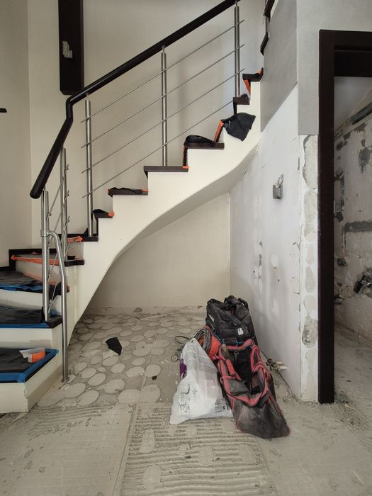 Schody dębowe z balustradą