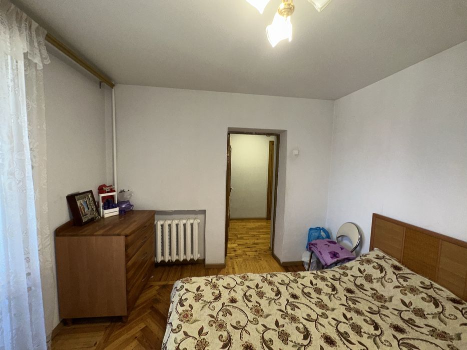 Продам  4к.квартиру в Центре"S=92м2"Князя  В.Великого-15"Б"