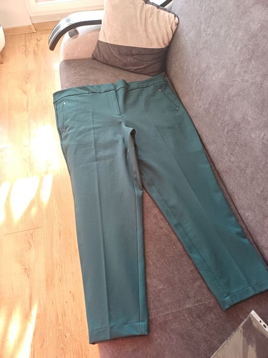 Eleganckie  damskie spodnie na kant. Butelkowa zieleń. Rozmiar 54