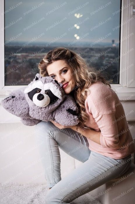 Плюшева подушка трансформер єнот.