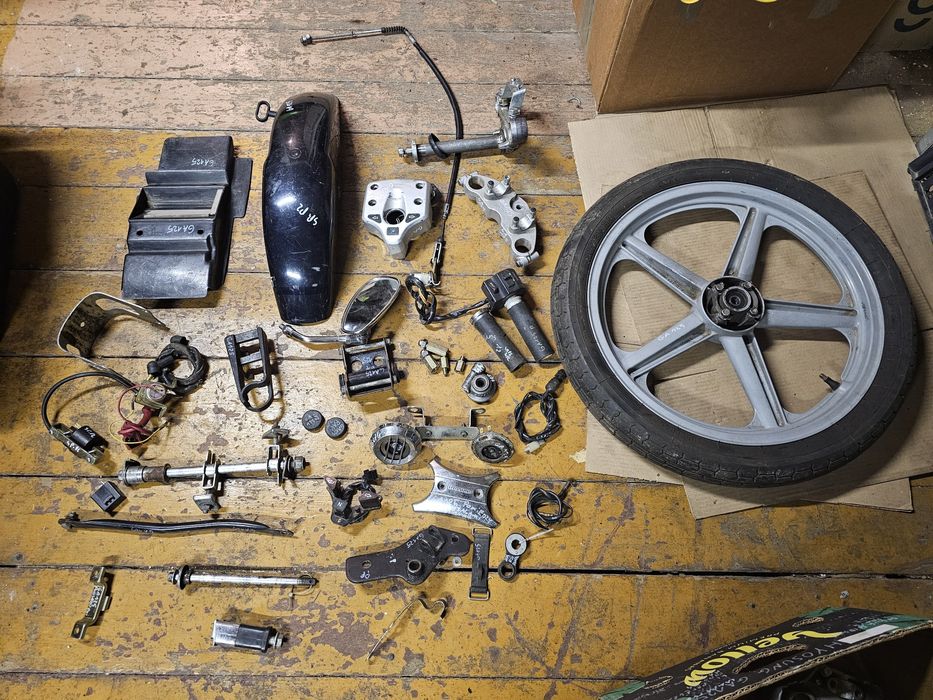 Hyosung GA 125 części cruise 1 koło ośbłotnik półki koło rolgaz oś