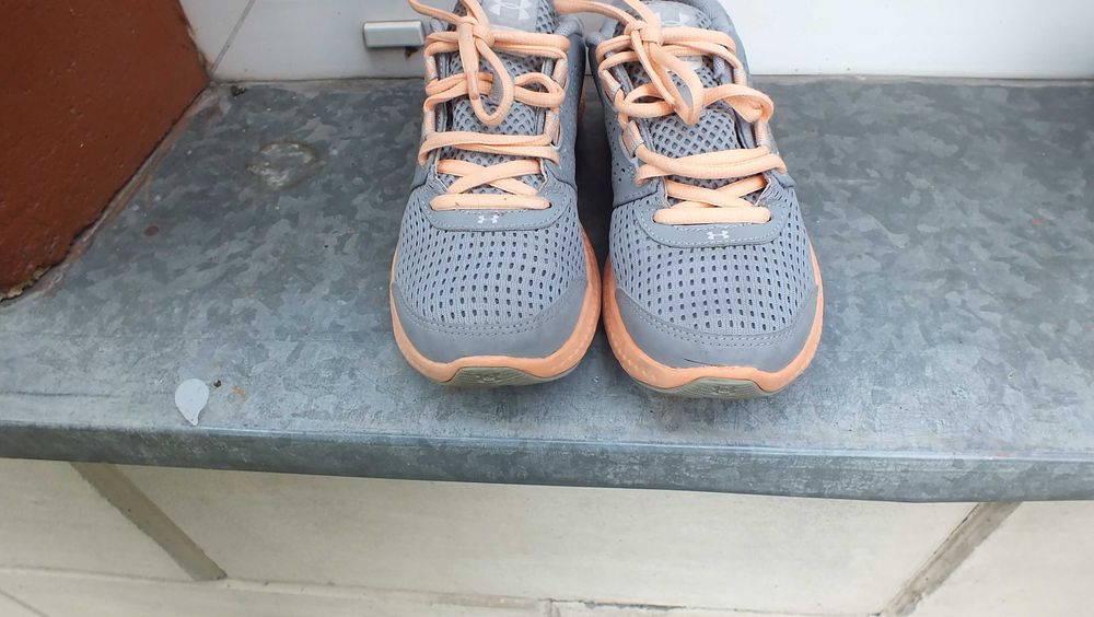 Super buty sportowe marki Under Armour w roz 37,5