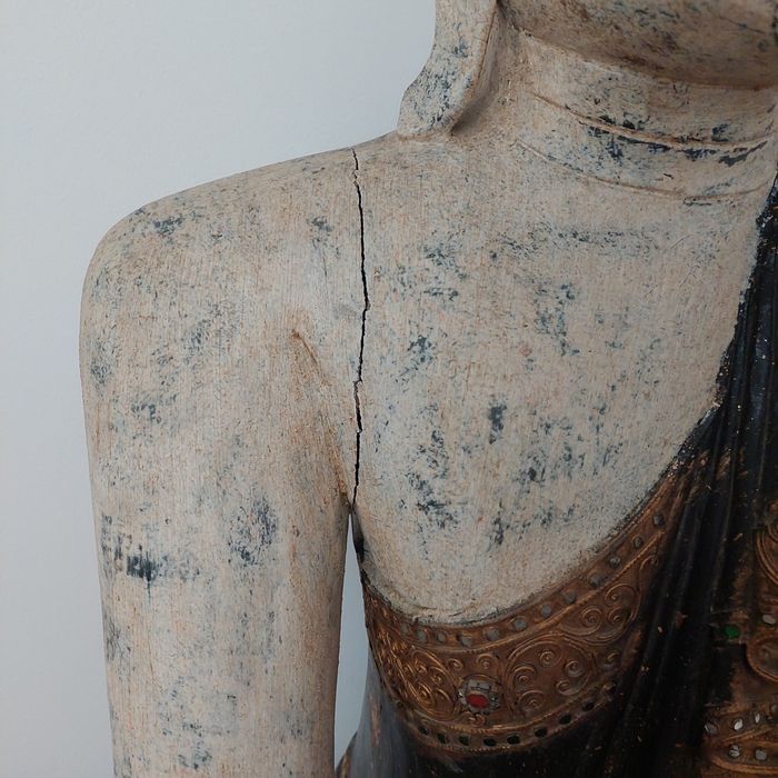 Buda em madeira maciça, antigo e mesas para altar