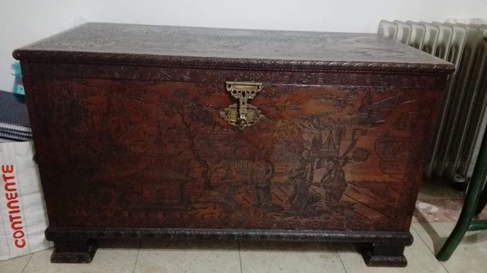 Arca em madeira trabalhada