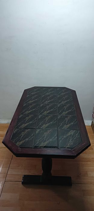 Stół drewniany z kaflami