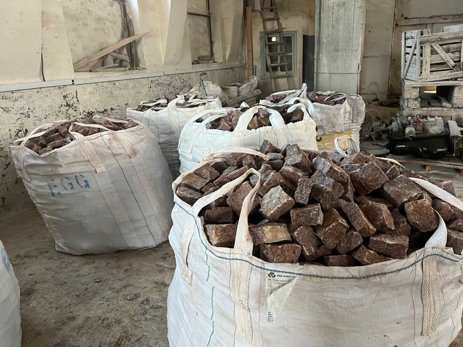 Бруківка гранитна червона колота 100*100*50мм