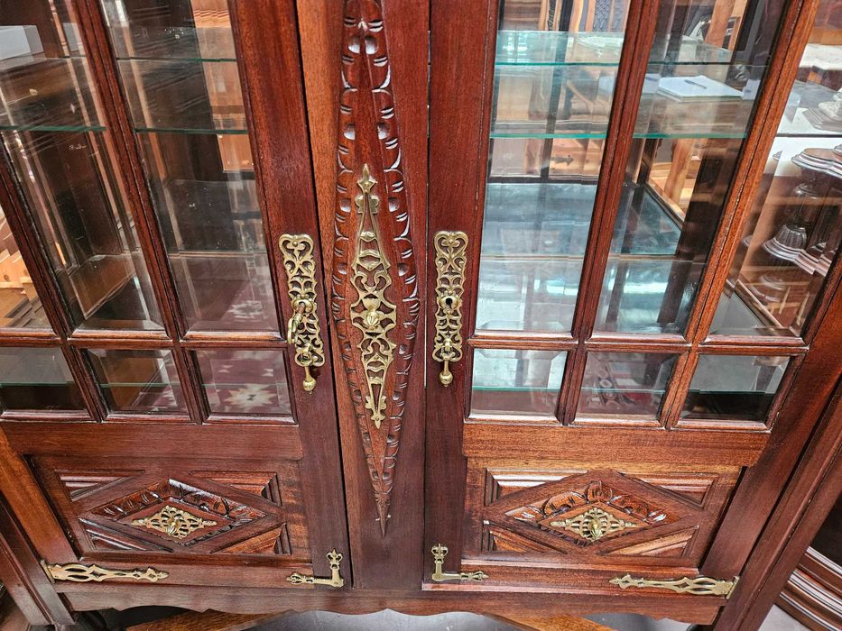 Excelente cristaleira em madeira maciça de estilo Holandês