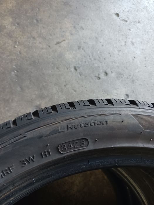 Vendo pneus semi-novos 245/40/18 Hankook