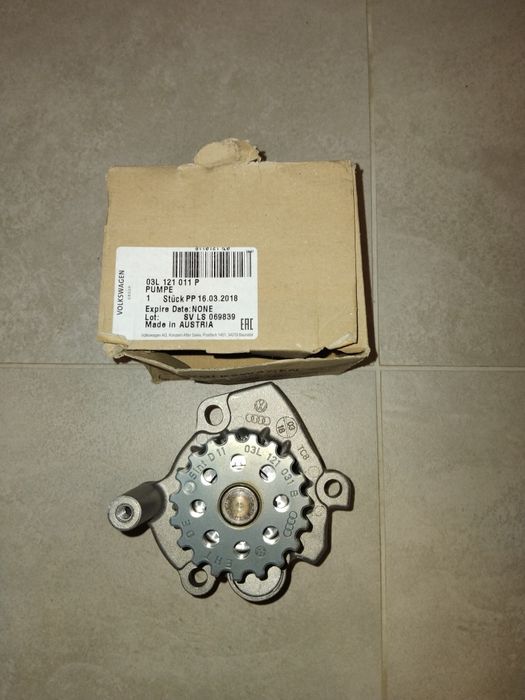 Pompa Wody 1.6 Tdi 2.0 Tdi Nowa Oryginal  VW  Audi Skoda