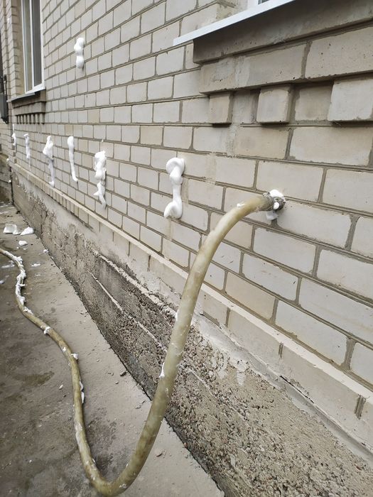 Утеплення Піноізолом Задувка пустот піною стіни-горища