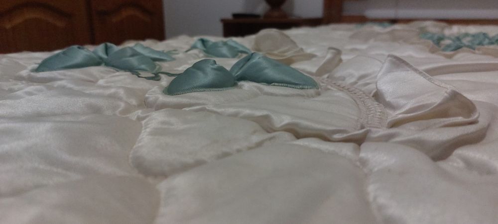 Colcha de Cetim acolchoada (edredon) com relevos e folheada