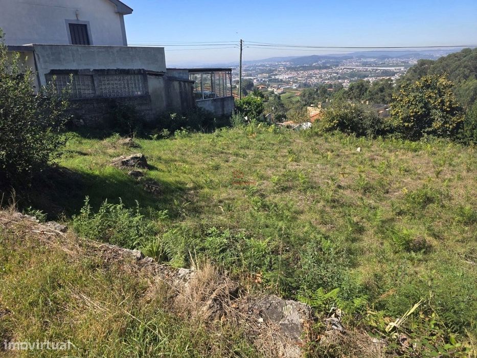 Terreno para Construção com 590m2 em Roriz, Santo Tirso