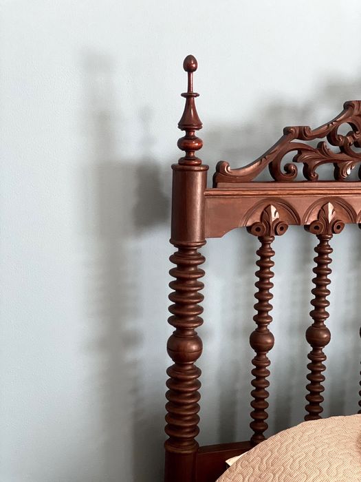 Cama antiga de corpo e meio