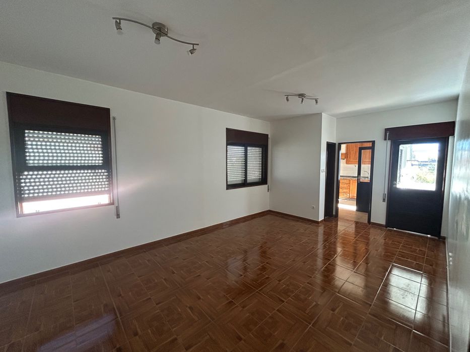 Arrenda-se moradia T4