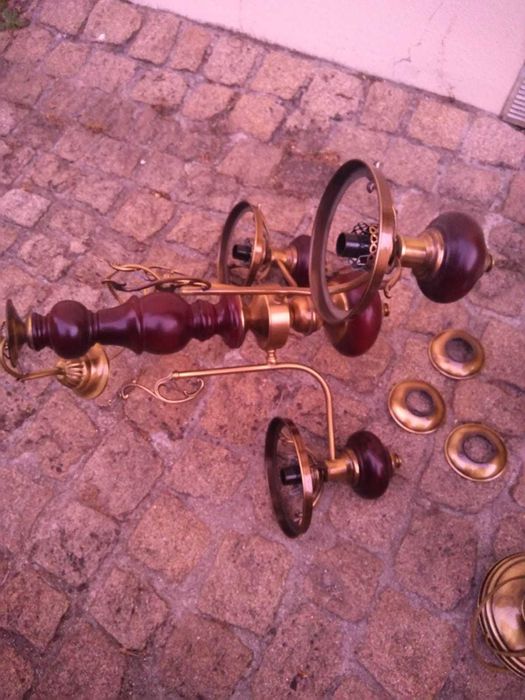 Conjunto de candeeiros, teto e mesinhas de cabeceira