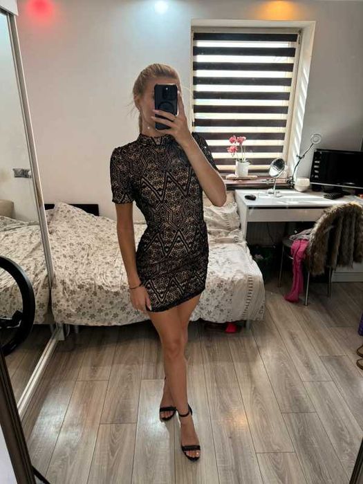 Haftowana sukienka z beżowa podszewka