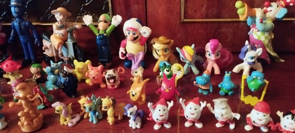 Іграшкові фігурки,машинки