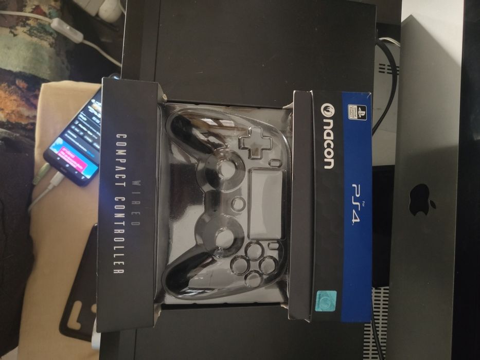 Comando PlayStation 4 em muito bom estado (somente a caixa)